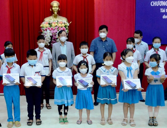 Quảng Ngãi: Còn 7,8 tỉ đồng chưa mua máy tính bảng cho học sinh - Ảnh 1.