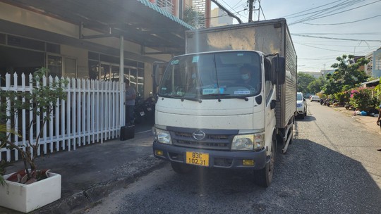 Người phụ nữ không rõ lai lịch và 2 gã trai hám tiền - Ảnh 3.