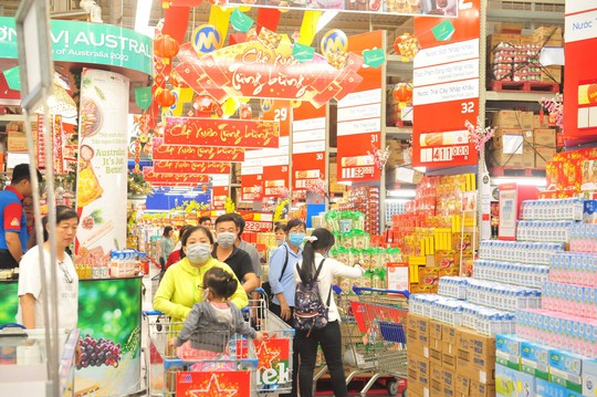 Không khí mua sắm trước Giáng sinh ở TP HCM - Ảnh 3.