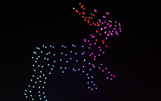 VIDEO: Mãn nhãn với màn trình diễn flycam mừng Giáng sinh tại TP HCM - Ảnh 4.