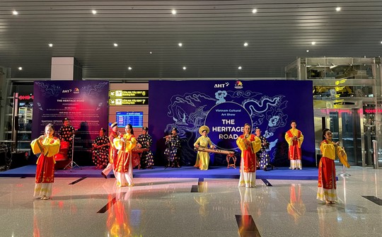 Khách quốc tế hào hứng xem múa Chăm trước giờ lên máy bay - Ảnh 6.