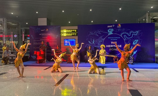Khách quốc tế hào hứng xem múa Chăm trước giờ lên máy bay - Ảnh 3.