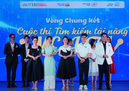 Chung kết tài năng MC Trường ĐH GTVT TP HCM: Hồi hộp và thuyết phục đến từng giây - Ảnh 2.