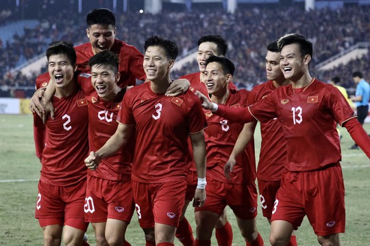 AFF Cup 2022: Giải đấu mong đợi AFF Cup 2022 sẽ mang đến những giây phút kịch tính chưa từng có. Cứng rắn, thông minh và mạnh mẽ, các đội bóng từ khắp châu Á có mặt tại giải đấu đang chuẩn bị cho các cuộc đối đầu đầy kịch tính và sự cổ vũ của những người hâm mộ xứ Việt Nam. Hãy xem hình ảnh của giải đấu để nhận được sự kích thích đó.