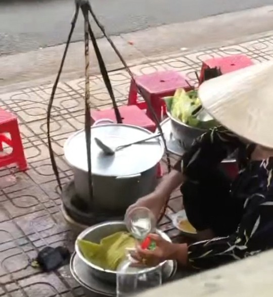 Người bán hàng rong đổ thức ăn thừa vào nồi nước lèo ở Nha Trang tiếp tục bị phạt - Ảnh 1.