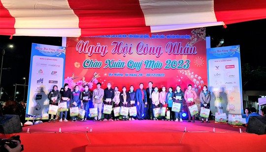 Đà Nẵng: Đông nghịt người mua sắm tại Phiên chợ Tết công nhân 2023 - Ảnh 5.