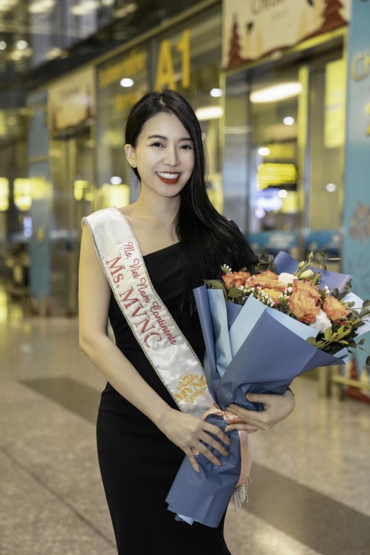 Hoa hậu Đỗ Thị Ngọc Anh được mẹ ruột ra tận sân bay đón - Ảnh 1.