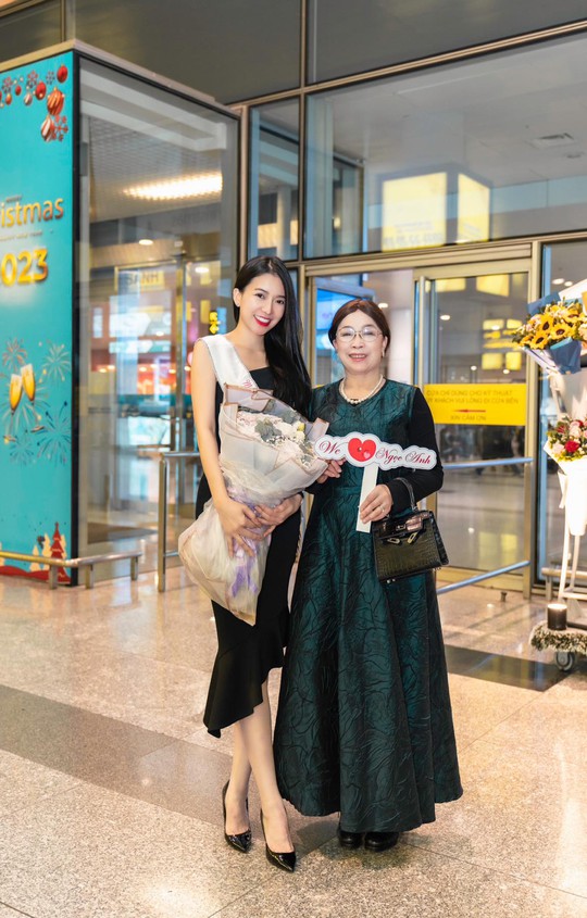 Hoa hậu Đỗ Thị Ngọc Anh được mẹ ruột ra tận sân bay đón - Ảnh 3.