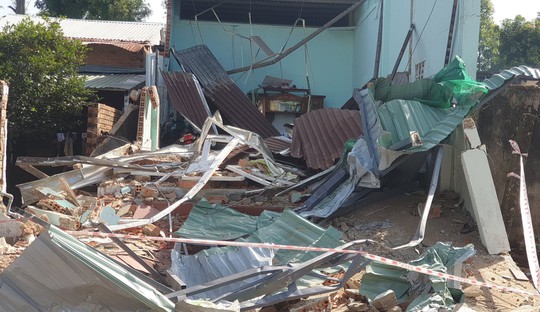 Bắt nghi phạm dùng xe cuốc phá sập 2 nhà ở Bình Phước - Ảnh 2.