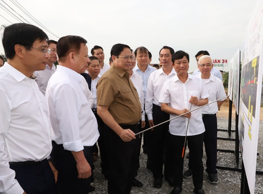 Hình ảnh Thủ tướng khảo sát một số tuyến đường kết nối Đông Nam Bộ với Bình Dương - Ảnh 2.