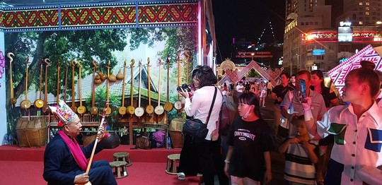 Cuối tuần, rủ nhau đi “săn” tour Tết giá rẻ, nghe hát Then, múa Xòe ở TP HCM - Ảnh 3.