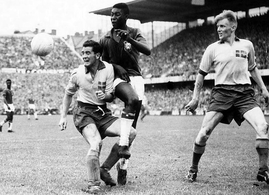 Nhìn lại 5 khoảnh khắc ấn tượng tại World Cup của vua bóng đá Pele - Ảnh 4.