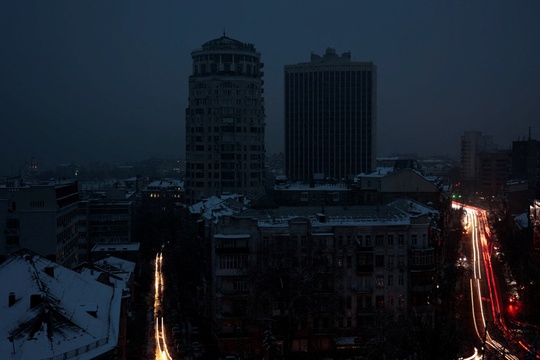 Nga ồ ạt tấn công Ukraine, Ukraine chìm trong bóng tối - Ảnh 1.