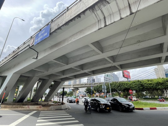 Khẩn trương sửa chữa, đưa cầu vượt Nguyễn Hữu Cảnh vào khai thác trước Tết Dương lịch - Ảnh 1.