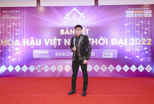 NTK Tommy Nguyễn lịch lãm tại bán kết Hoa hậu Việt Nam thời đại - Ảnh 4.