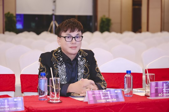 NTK Tommy Nguyễn lịch lãm tại bán kết Hoa hậu Việt Nam thời đại - Ảnh 5.