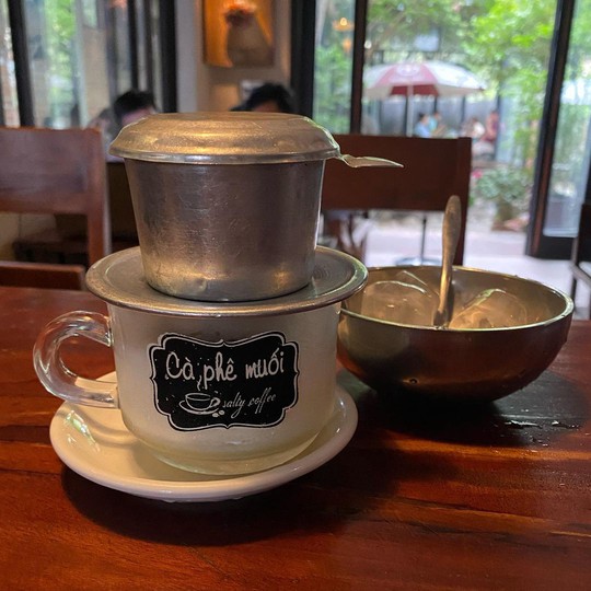 Lạ lùng cà phê muối xứ Huế - Ảnh 1.