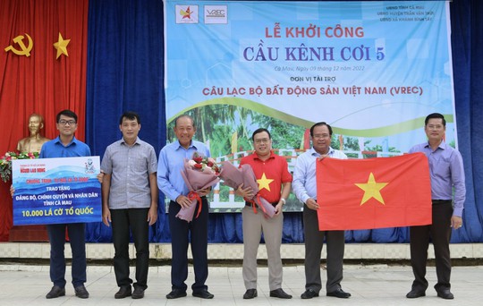 Thêm 10.000 lá cờ Tổ quốc đến với nhân dân tỉnh Cà Mau - Ảnh 3.
