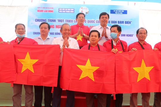 Thêm 10.000 lá cờ Tổ quốc đến với nhân dân tỉnh Cà Mau - Ảnh 10.