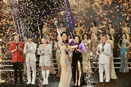 Nguyễn Mai Anh đăng quang Hoa hậu Việt Nam Thời đại 2022 - Ảnh 3.