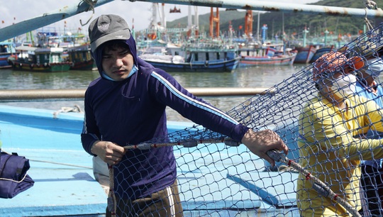 Ngư dân vươn khơi đánh bắt xuyên Tết, đón giao thừa giữa biển cả - Ảnh 7.