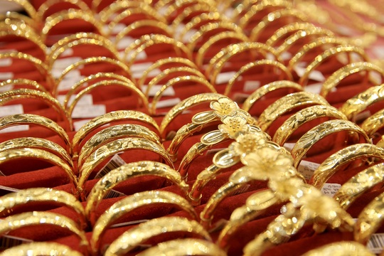 Người dân TP HCM đổ xô mua vàng ngày Thần tài, giá vàng SJC tăng vọt - Ảnh 13.