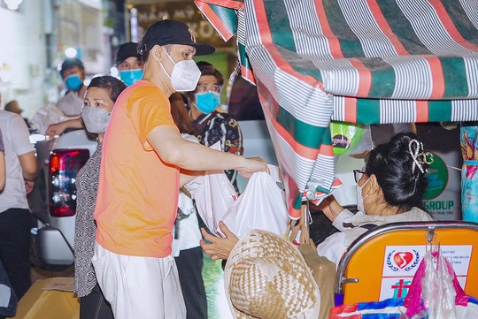 Ca sĩ Nguyên Vũ tặng quà người vô gia cư, giữa đêm khuya ấm áp nghĩa tình - Ảnh 6.