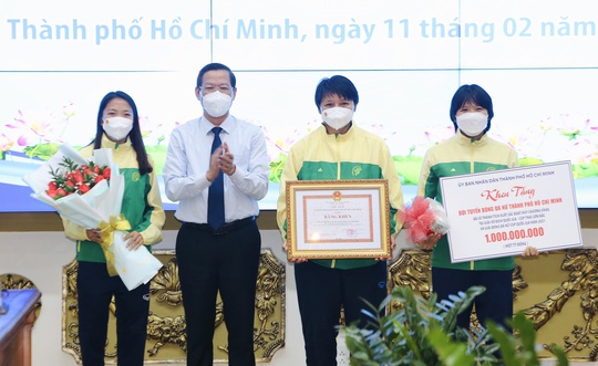 Chủ tịch UBND TP HCM ngợi khen thành viên đội tuyển nữ Việt Nam - Ảnh 2.