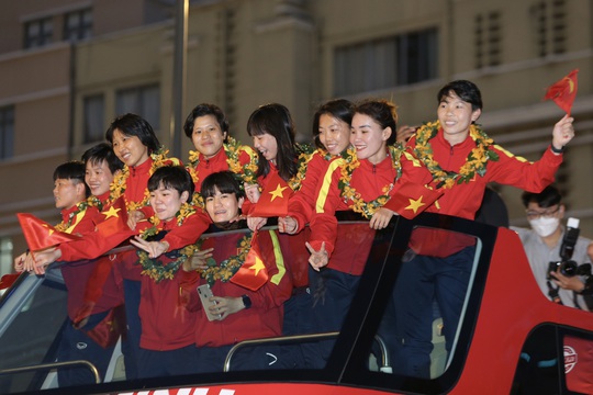 Chủm ảnh lễ mừng công các thành viên đội tuyển nữ tại TP HCM - Ảnh 5.