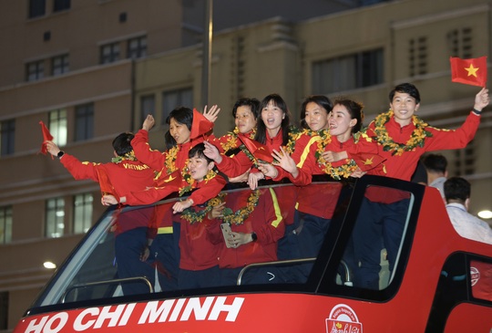 Chủm ảnh lễ mừng công các thành viên đội tuyển nữ tại TP HCM - Ảnh 6.