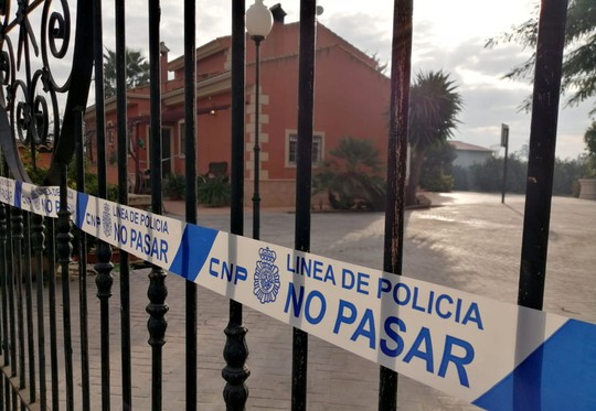 Tây Ban Nha: Bị cấm lên mạng, thiếu niên bắn chết cha mẹ và em trai - Ảnh 1.