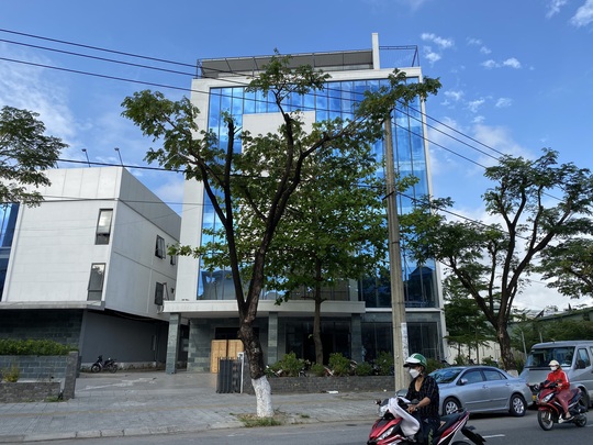 Cận cảnh công trình bệnh viện 7 tầng không phép nằm trên đất quốc phòng ở Đà Nẵng - Ảnh 2.