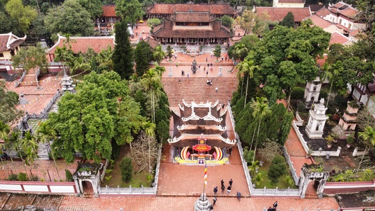 Hàng ngàn du khách trẩy hội chùa Hương - Ảnh 2.