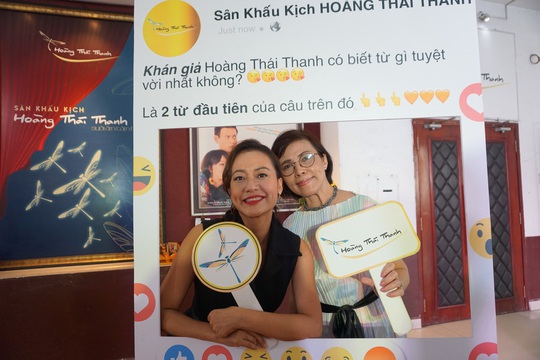 Nghệ sĩ tri ân khán giả trong ngày vui  của sân khấu Hoàng Thái Thanh - Ảnh 2.