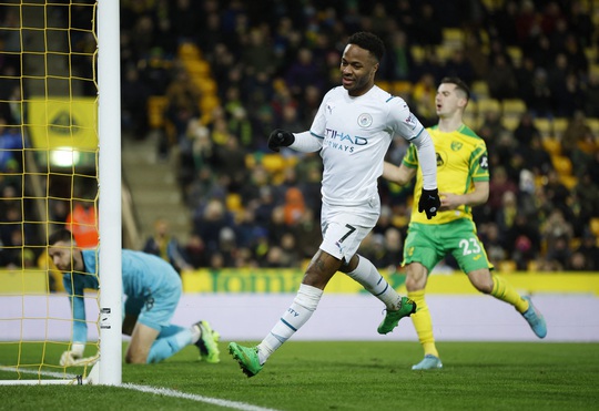 Sterling bùng nổ hat-trick, Man City vững ngôi đầu Ngoại hạng Anh - Ảnh 2.