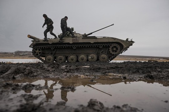 Giới tài phiệt tháo chạy, Ukraine từ bỏ gia nhập NATO để cứu nguy? - Ảnh 1.
