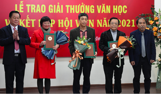 Hội Nhà văn Việt Nam trao giải thưởng văn học và kết nạp hội viên mới - Ảnh 1.