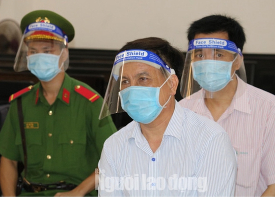 Cựu chủ tịch UBND TP Trà Vinh bị phạt 10 năm tù vì lãng phí tài sản nhà nước - Ảnh 2.