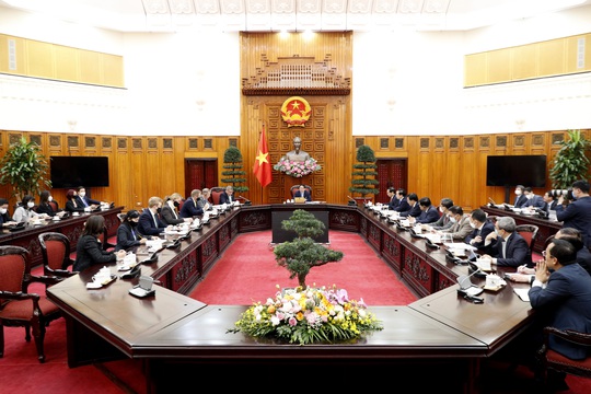 Bộ trưởng Chính phủ Anh, Chủ tịch COP26 đi xe buýt điện tại Hà Nội - Ảnh 6.