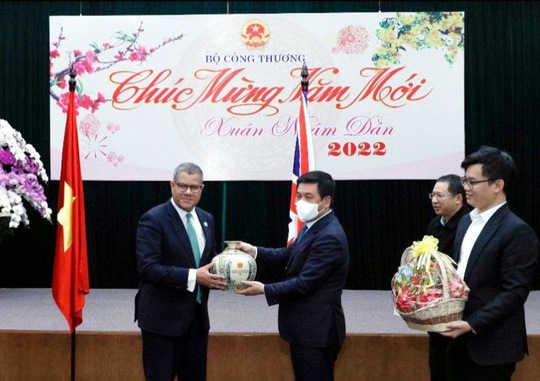 Bộ trưởng Chính phủ Anh, Chủ tịch COP26 đi xe buýt điện tại Hà Nội - Ảnh 12.