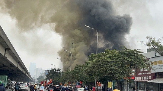 CLIP: Cháy lớn tại nhiều cửa hàng trên phố, có nhiều tiếng nổ lớn - Ảnh 8.