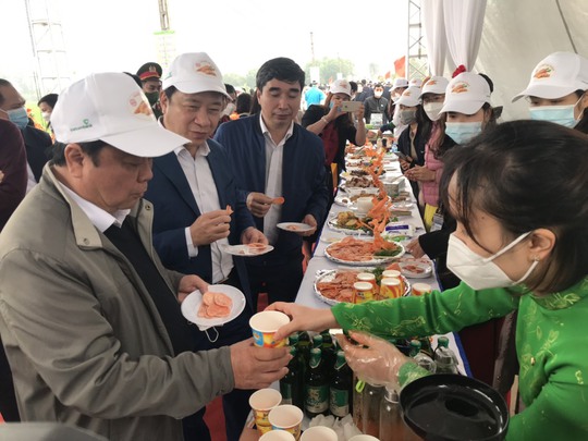 Bộ trưởng Lê Minh Hoan cùng các cầu thủ bóng đá tham gia Lễ hội thu hoạch cà rốt - Ảnh 1.