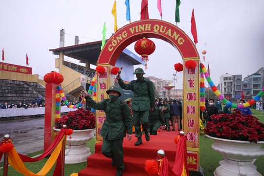 Hơn 4.300 công dân Hà Nội bước qua cổng vinh quang lên đường nhập ngũ - Ảnh 8.