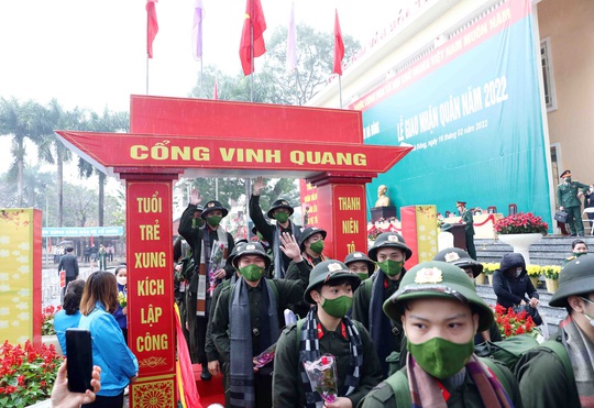 Hơn 4.300 công dân Hà Nội bước qua cổng vinh quang lên đường nhập ngũ - Ảnh 9.
