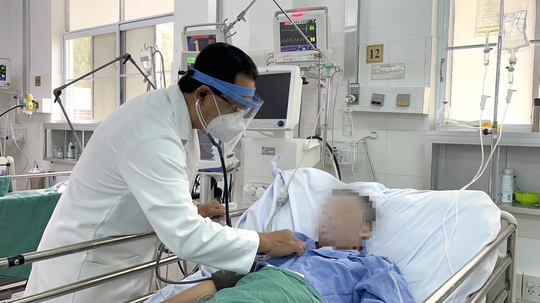 3 bệnh viện cùng “kéo” bệnh nhân viêm phổi từ cõi chết trở về - Ảnh 1.
