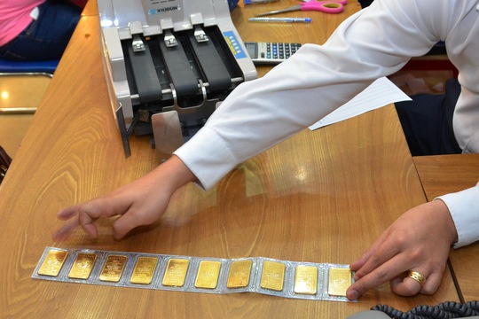 Giá vàng hôm nay 16-2: Giảm mạnh cả trong nước và thế giới - Ảnh 1.