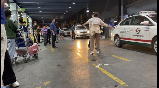 Đón xem kỳ 3 phóng sự: Thế giới taxi riêng ở sân bay Tân Sơn Nhất - Ảnh 5.