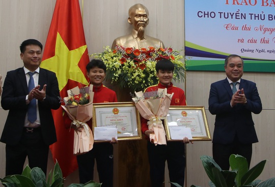 2 người hùng của đội tuyển bóng đá nữ được vinh danh tại Quảng Ngãi - Ảnh 1.