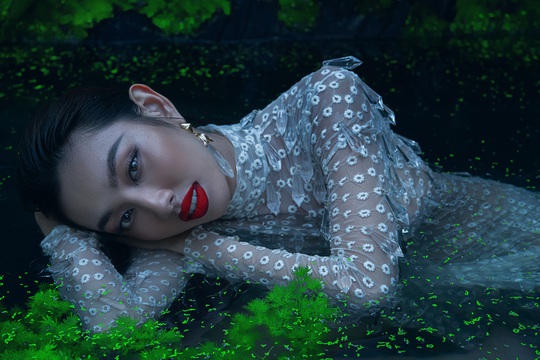 Hoa hậu Thùy Tiên khoe loạt ảnh hút hồn dưới nước - Ảnh 9.