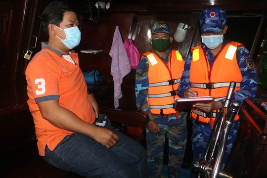 Cảnh sát biển bắt giữ 2 tàu cá chở 170.000 lít dầu trái phép - Ảnh 2.